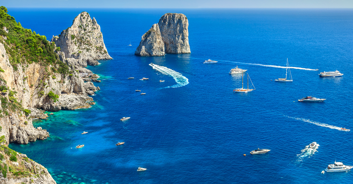 Gioiello del mediterraneo, acque blu profonde e faraglioni: Capri. Cucina partenopea, semplice ed autentica