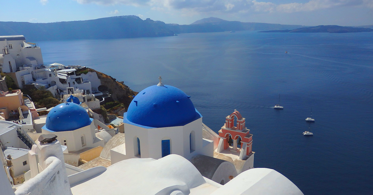 Blu profondo e bianco candido, i colori della romantica Santorini, isola di gusto.