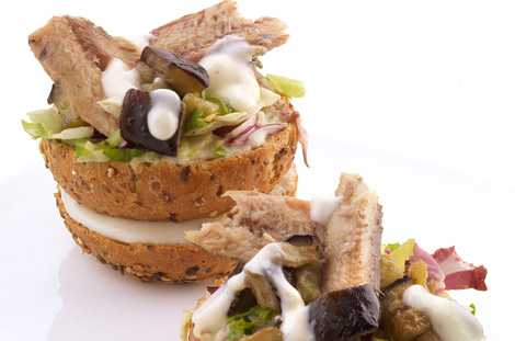 Micro sandwich croccante con “caviale di melanzana”, sardina, misticanza e yogurt greco